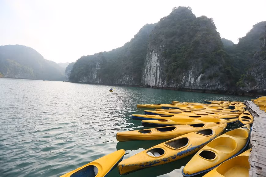 Chèo kayak là một trong những hình thức thể thao dành cho những du khách ưa vận động. (Ảnh: Nam Nguyễn/Vietnam+)