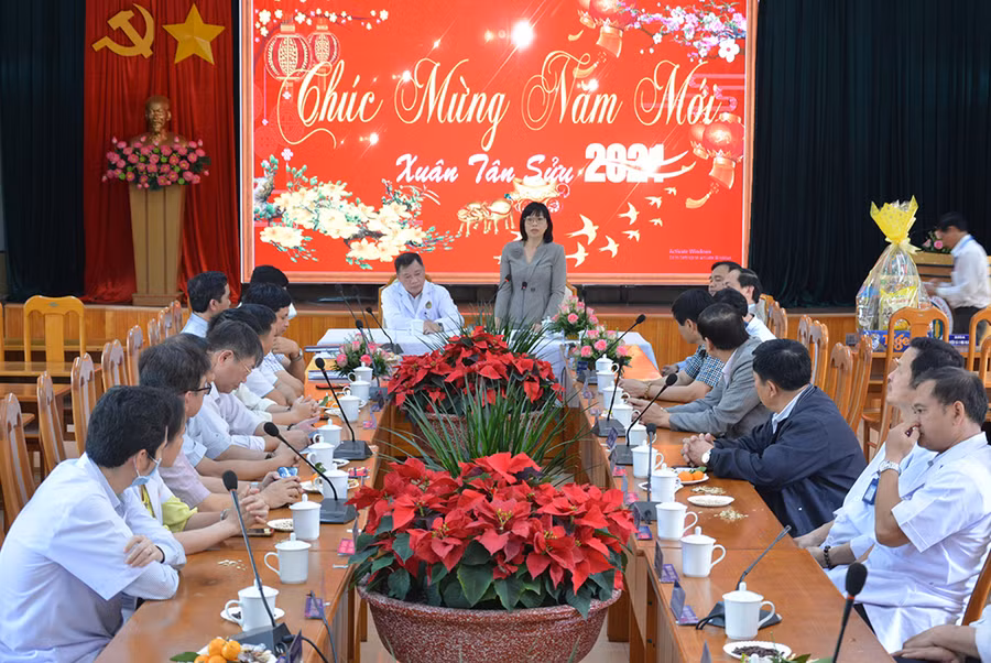 Phó Chủ tịch UBND tỉnh Nguyễn Thị Thanh Lịch thăm, chúc Tết cán bộ, viên chức Bệnh viện Đa khoa tỉnh. Ảnh: Phương Duyên