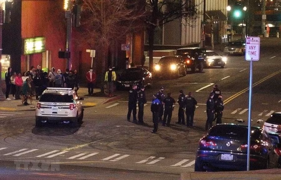 Cảnh sát Mỹ làm nhiệm vụ trên một đường phố ở Washington, DC. (Ảnh: AP/TTXVN)