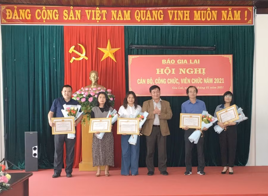 Có 9 cá nhân được tặng danh hiệu chiến sĩ thi đua cấp cơ sở năm 2020. Ảnh: Quang Tấn