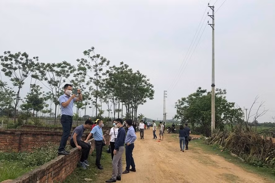 Các nhà đầu tư cũng cẩn thận pháp lý khi “xuống tiền” mua đất. Ảnh LDO.