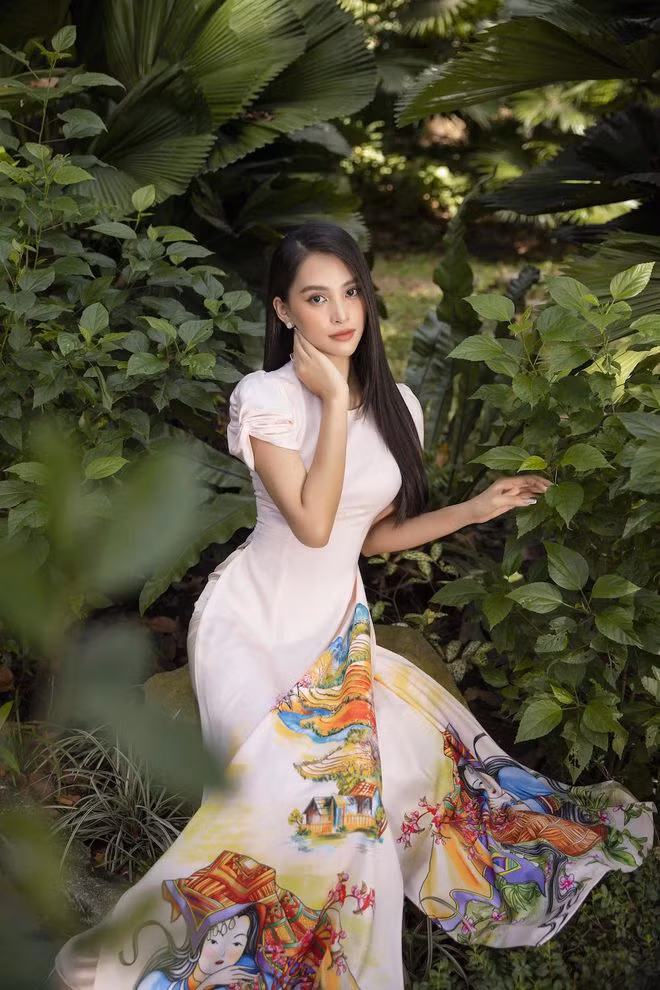 Lấy ý tưởng từ hình ảnh các thiếu nữ như mùa xuân trẩy lộc, khởi tạo một sức sống tươi trẻ, Ngô Nhật Huy đã sử dụng các chất liệu mềm rũ kết hợp các kiểu tay và cổ cách điệu từ chất liệu voan. Điều đó giúp người mặc trông mềm mại hơn ẢNH: LÊ THIỆN VIỄN