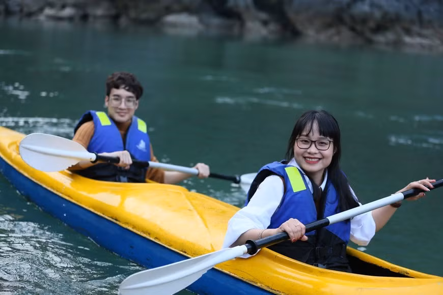Để có thể cảm nhận được trọn vẹn vẻ đẹp của những đảo đá vôi cũng như khung cảnh hùng vỹ, nên thơ của vịnh Lan Hạ, du khách nên di chuyển bằng thuyền kayak. (Ảnh: Nam Nguyễn/Vietnam+)