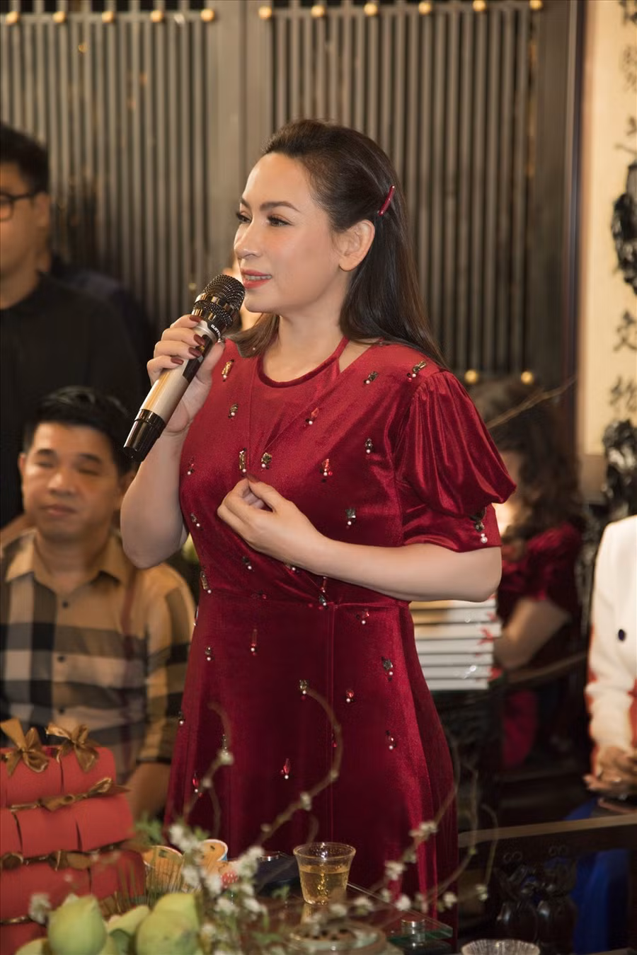 Mới đây, Phi Nhung xuất hiện tại buổi ra mắt sách. Nữ danh ca gây ấn tượng với chiếc váy đỏ, lối trang điểm thanh thoát.