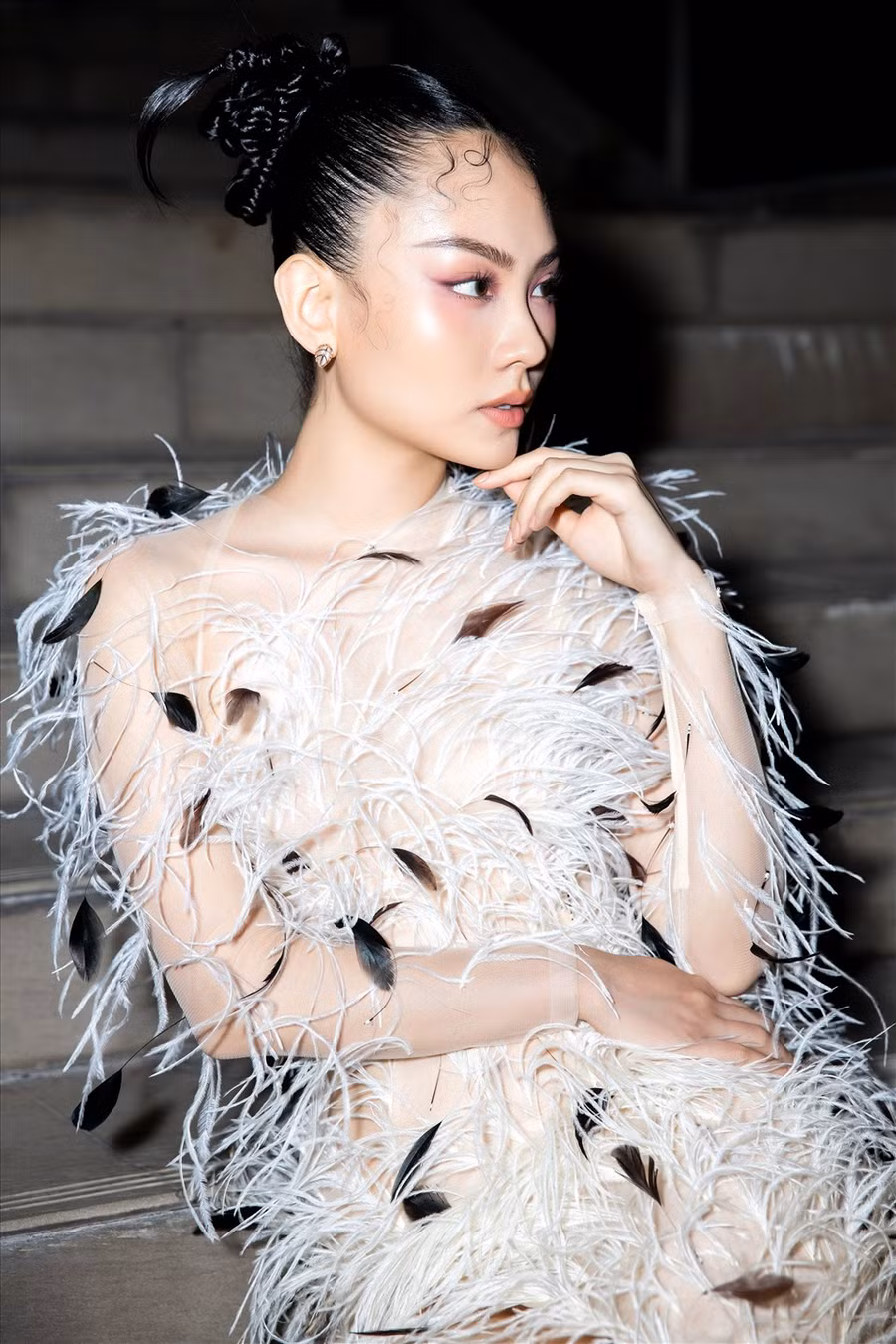Để tôn được vẻ đẹp của bộ trang phục, Mai Phương chọn tông make up cá tính với mái tóc được tạo hình cầu kỳ lạ mắt.