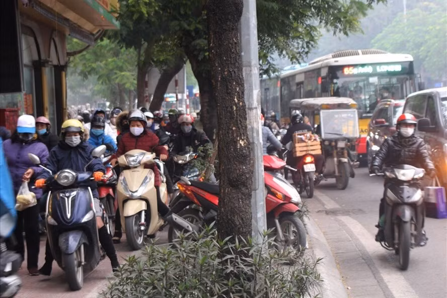  Phòng xe máy trên lề ở Hà Nội. Ảnh Lao Động