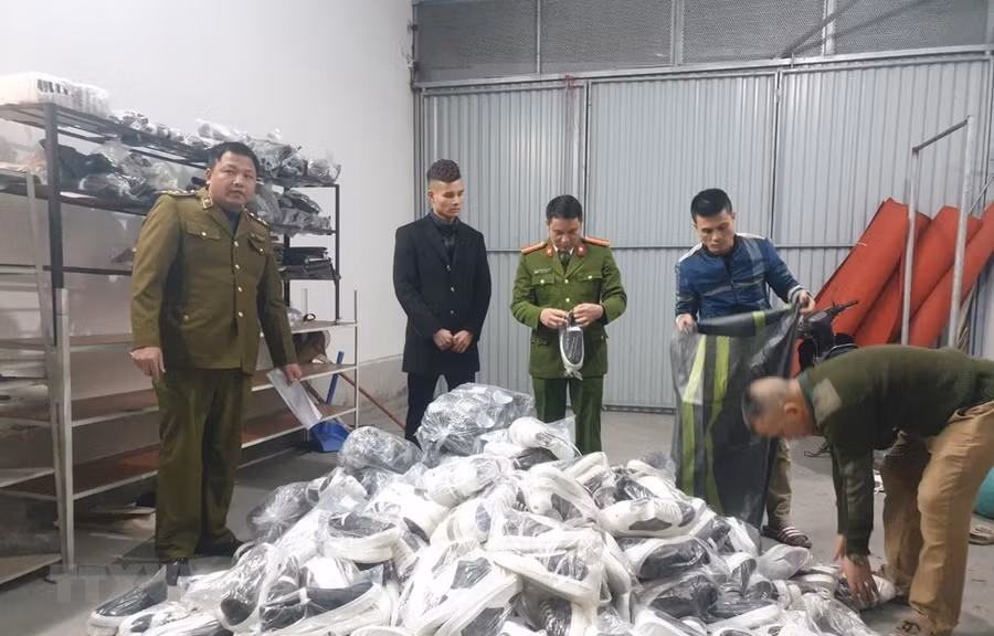 Lực lượng chức năng phát hiện thu giữ các sản phẩm quần áo, giầy dép lậu tại Hải Dương. (Ảnh: TTXVN phát) Lực lượng chức năng phát hiện thu giữ các sản phẩm quần áo, giầy dép lậu tại Hải Dương. (Ảnh: TTXVN phát)
