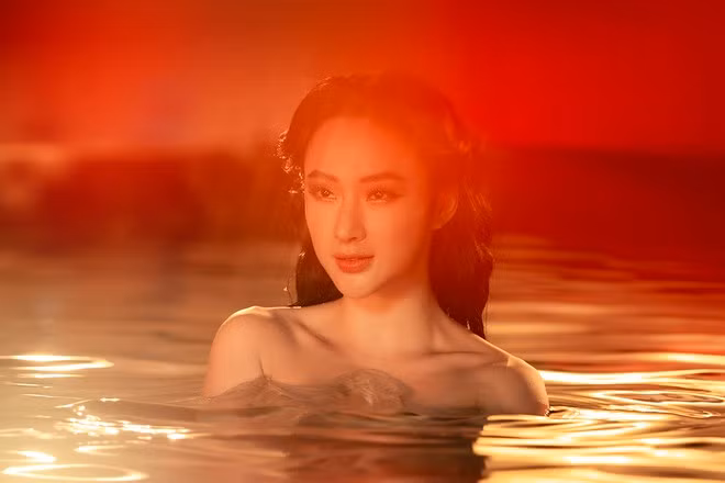 Mới đây, một đoạn video nóng bỏng ghi lại cảnh diễn viên Angela Phương Trinh ngâm mình trong hồ nước để lộ bờ vai gợi cảm khiến cộng đồng mạng xôn xao. Hình ảnh sexy, táo bạo khác xa với sự giản dị, kín đáo trong những năm gần đây của cô khiến khán giả không khỏi bất ngờ ẢNH: NVCC