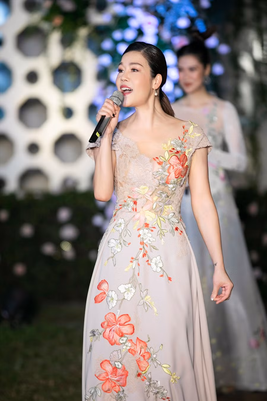Đặc biệt trong show diễn còn có sự góp mặt của Thu Phương. Nữ ca sĩ diện thiết kế nhiều hoạ tiết, trang điểm nhẹ nhàng.