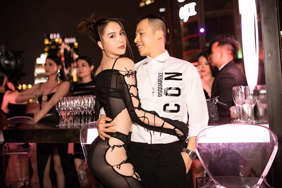Ngọc Trinh đón năm mới bên Vũ Khắc Tiệp và một vài người bạn thân thiết.