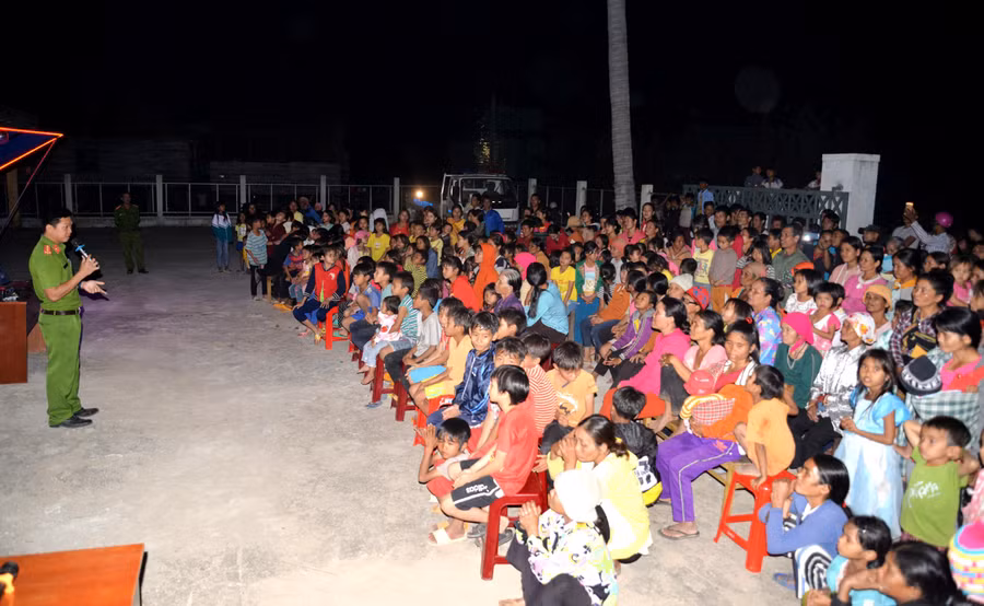 Công an thị xã Ayun Pa tổ chức tuyên truyền pháp luật tại buôn Chư Băh A (xã Chư Băh, thị xã Ayun Pa). Ảnh: Hữu Trường