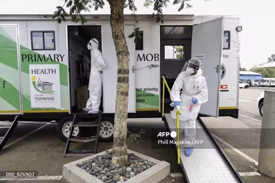 Các nhà khoa học Nam Phi công bố những phát hiện đáng ngại về biến thể SARS-CoV-2 ở Nam Phi. Ảnh: AFP