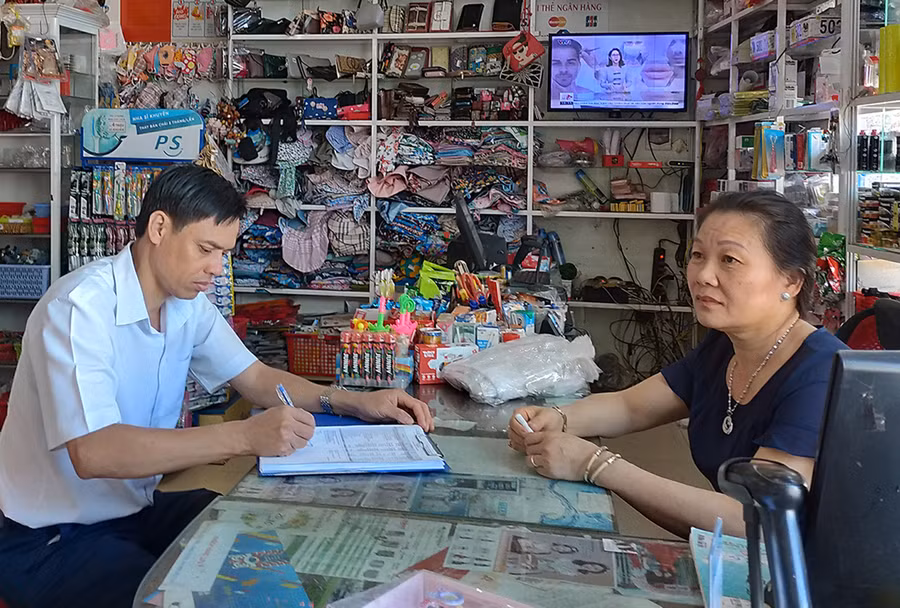  Cán bộ Chi cục Thuế huyện Chư Prông trao đổi nắm bắt tình hình với hộ kinh doanh. Ảnh: Sơn Ca