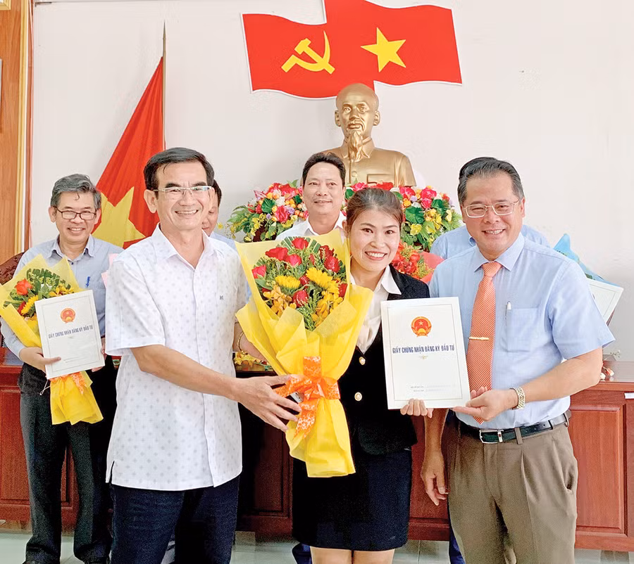 Giám đốc Sở Kế hoạch và Đầu tư Hồ Phước Thành (bìa phải) trao giấy chứng nhận đầu tư cho Công ty cổ phần Đầu tư Năng lượng Điện xanh Gia Lai. Ảnh: Hà Duy Giám đốc Sở Kế hoạch và Đầu tư Hồ Phước Thành (bìa phải) trao giấy chứng nhận đầu tư cho Công ty cổ phần Đầu tư Năng lượng Điện xanh Gia Lai. Ảnh: Hà Duy
