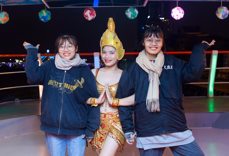 Các bạn trẻ chụp ảnh lưu niệm khi tham gia tour du lịch miễn phí tại Đà Nẵng