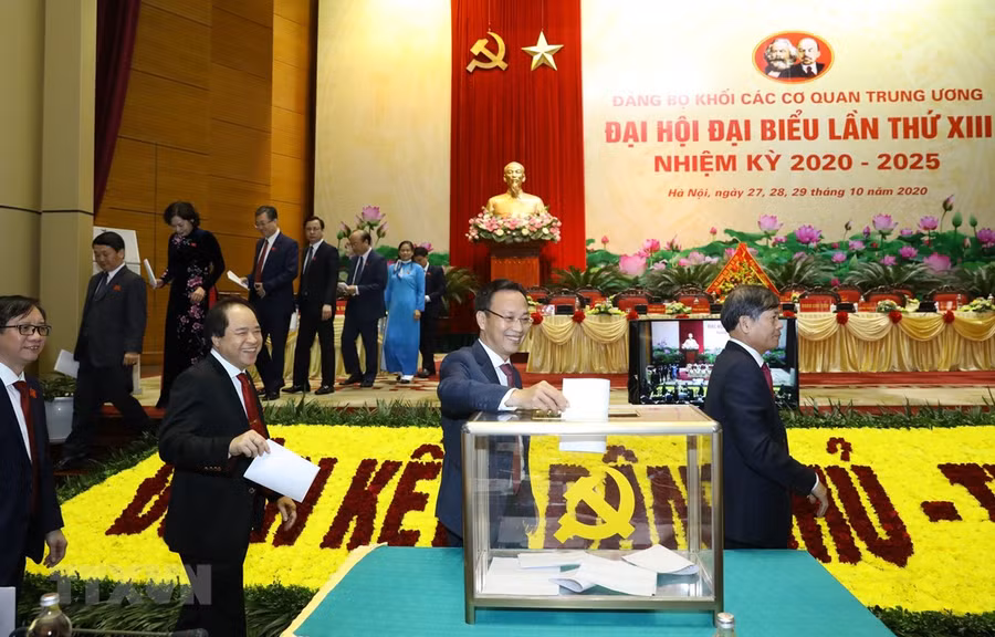 Các đại biểu bỏ phiếu giới thiệu nhân sự Bí thư Đảng ủy Khối các cơ quan Trung ương lần thứ XIII, nhiệm kỳ 2020-2025. (Ảnh minh họa: Văn Điệp/TTXVN)