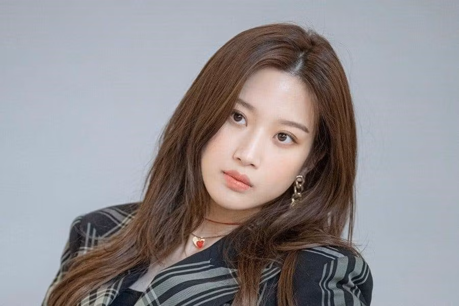 Moon Ga Young sinh năm 1996. Cô gia nhập làng giải trí từ năm 2006 và hiện là “gà cưng