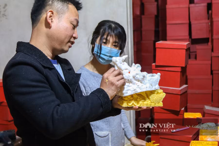 Theo tiết lộ, khuôn đổ nến được anh Thông chế tạo bằng chất dẻo có khắc hình ảnh con vật. Nhờ đó, thợ chỉ cần đổ nến theo cách thức, quy trình là có thể ra sản phẩm.