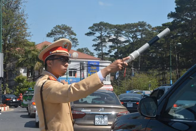 Lực lượng CSGT phải làm việc cật lực vào các dịp lễ, tết để điều tiết giao thông ẢNH: LÂM VIÊN