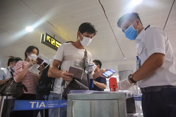  Khai báo y tế tại sân bay Tân Sơn Nhất (Ảnh: Hoàng Triều)