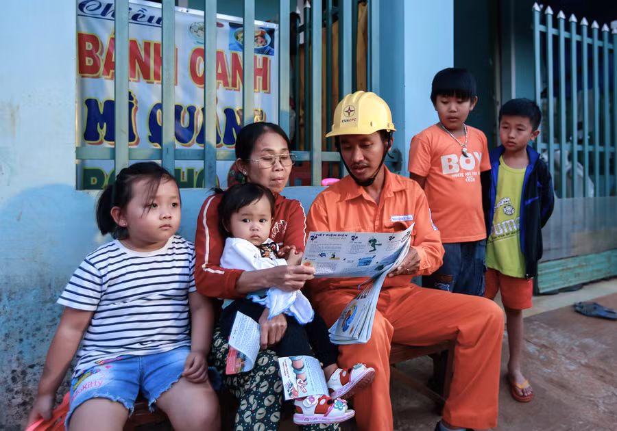 Nhân viên Công ty Điện lực Gia Lai tuyên truyền người dân sử dụng điện an toàn, tiết kiệm. Ảnh: Hà Duy