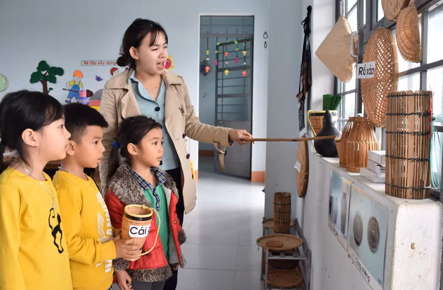 Học sinh Trường Mẫu giáo Đak Hlơ (huyện Kbang) tìm hiểu về bản sắc văn hóa các dân tộc tại “Góc địa phương”. Ảnh Trần Dung
