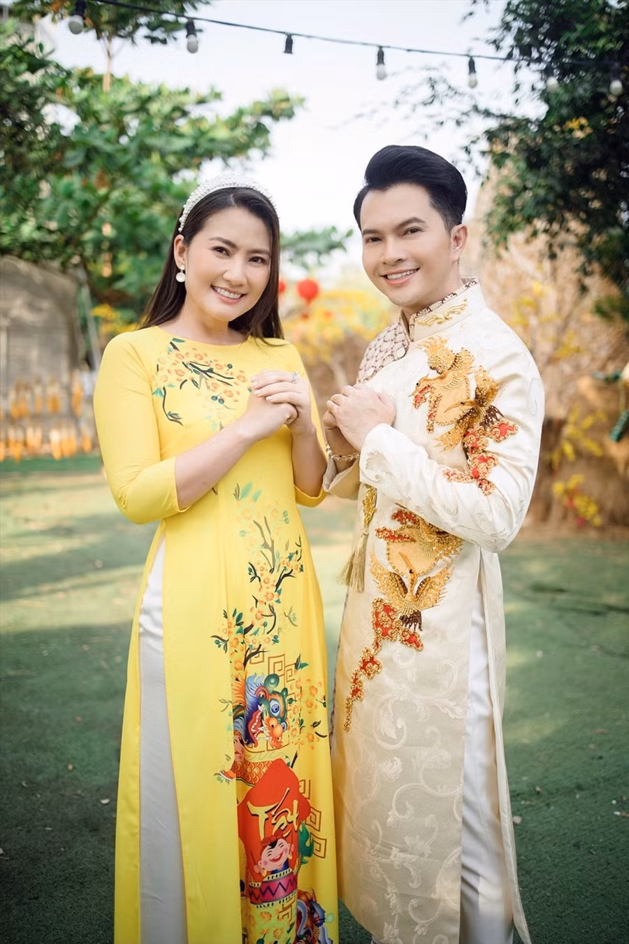 Nữ diễn viên còn kết hợp với ca sĩ Nam Cường thực hiện bộ ảnh Tết với áo dài truyền thống. Nữ diễn viên còn kết hợp với ca sĩ Nam Cường thực hiện bộ ảnh Tết với áo dài truyền thống.