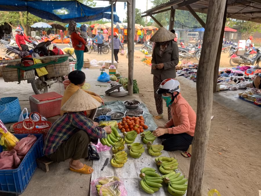 Cảnh mua bán ở chợ chiều Chư Răng (huyện Ia Pa). Ảnh: Vũ Chi