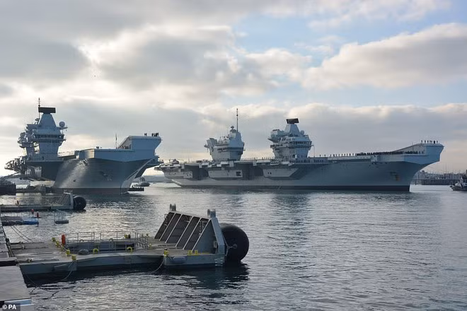 2 tàu sân bay HMS Queen Elizabeth (phải) và HMS Prince of Wales của Anh - Ảnh: Daily Mail