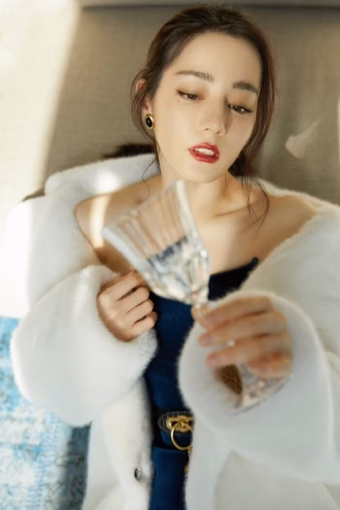 Địch Lệ Nhiệt Ba khoe nhan sắc quyến rũ, nóng bỏng trong bộ ảnh đánh dấu sự trở lại. Cô diện thiết kế cúp ngực tôn vòng một quyến rũ. Ảnh: Instargram NV.