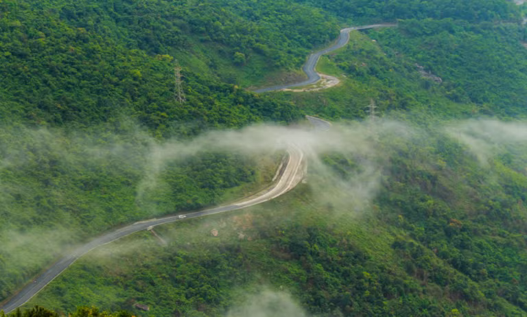 Săn mây trên đèo Hải Vân. Ảnh: Đình Dũng