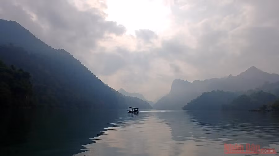 Vẻ đẹp nao lòng của non nước hữu tình tạo nên một bức tranh thủy mặc lung linh, huyền ảo. Vẻ đẹp nao lòng của non nước hữu tình tạo nên một bức tranh thủy mặc lung linh, huyền ảo.