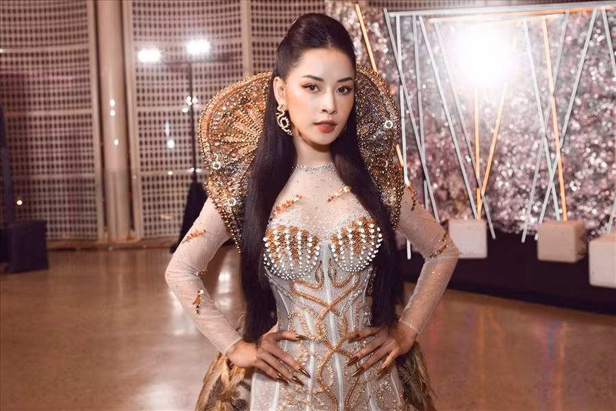 Nữ ca sĩ toát lên vẻ kiêu sa, quyền quý với thiết kế cầu kỳ và được đính kết đặc sắc.