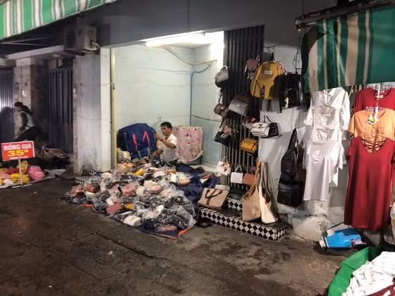 Cảnh nhếch nhác ở chợ đêm Lê Duẩn