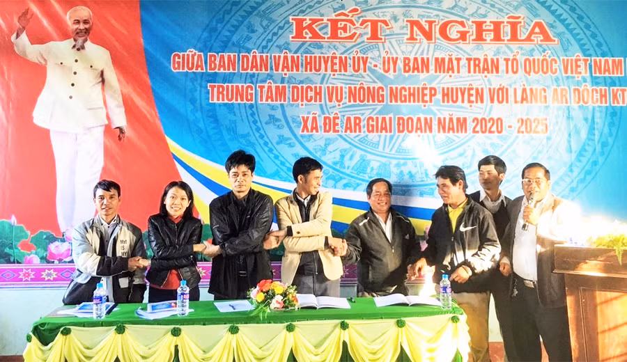  Các cơ quan của huyện Mang Yang kết nghĩa với làng Ar Dôch Ktu (xã Đê Ar, huyện Mang Yang). Ảnh: Lê Đại 