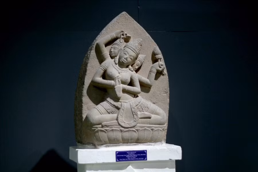 Cụ thể, phù điêu nữ thần Sarasvati (thế kỷ XII) được phát hiện vào năm 1988 trong quá trình người dân khai thác đất tại khu vực phế tích tháp Châu Thành (khu vực Châu Thành, phường Nhơn Thành, thị xã An Nhơn, tỉnh Bình Định). Ảnh: N.T