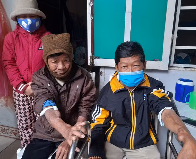Ông Sanh (phải) và ông Phúc kể lại cú hút chết vì biến chứng tim và cú ngã sau khi thay 2 khớp háng