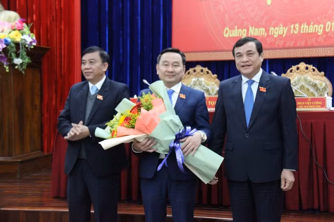 Ông Nguyễn Công Thanh (giữa) vừa được bầu giữ chức vụ Phó Chủ tịch HĐND tỉnh Quảng Nam