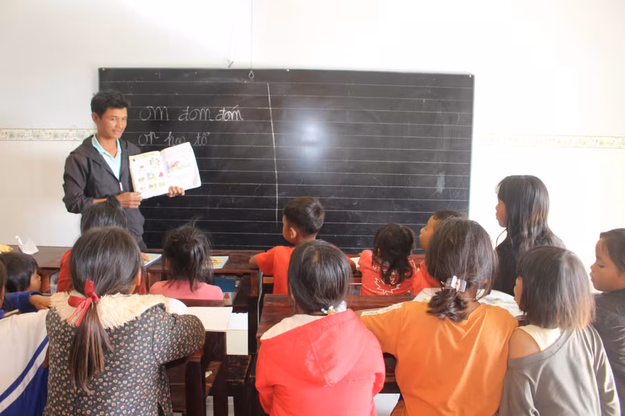 Lớp học của anh A Ngam gồm các em học sinh ở nhiều lứa tuổi khác nhau. Ảnh: Phan Lài