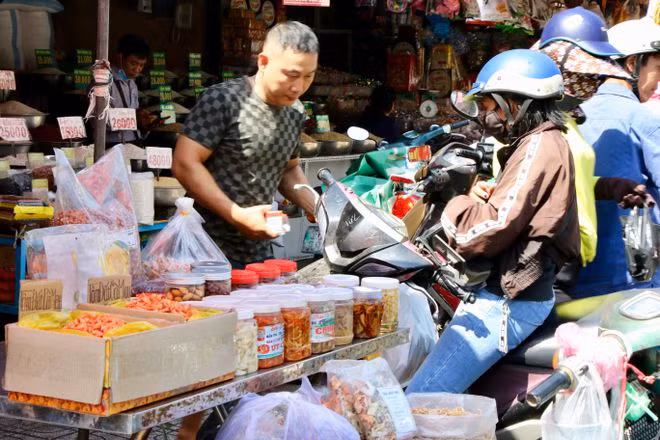 Thực phẩm tết bán tại các chợ truyền thống ảnh: Khả Hòa