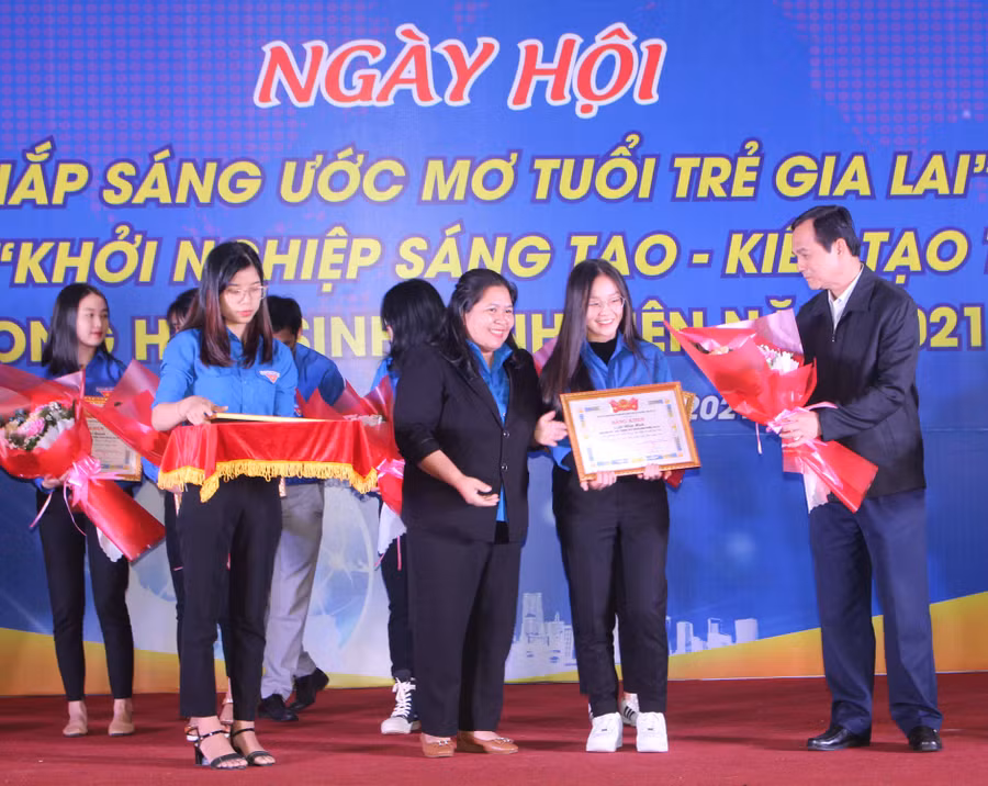 Đồng chí Võ Thanh Hùng-Ủy viên Ban Thường vụ Tỉnh ủy, Trưởng ban Dân vận Tỉnh ủy và chị Hà Thị Giang Thảo-Bí thư Tỉnh Đoàn tặng bằng khen cho học sinh tiêu biểu trong học tập, phong trào Tuổi trẻ sáng tạo