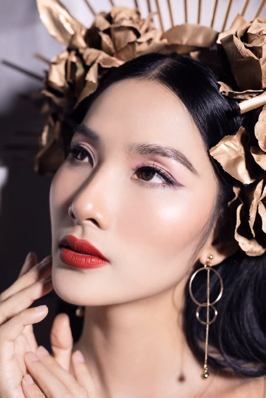 Cô còn là nàng thơ của nhiều nhà thiết kế nổi tiếng trong nước.