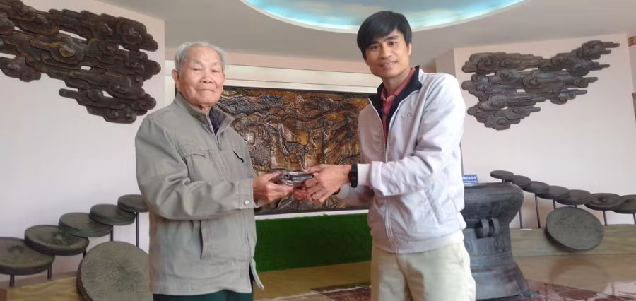  Nhân viên Bảo tàng tỉnh nhận hiện vật do ông Huỳnh Được hiến tặng. Ảnh: Nguyễn An