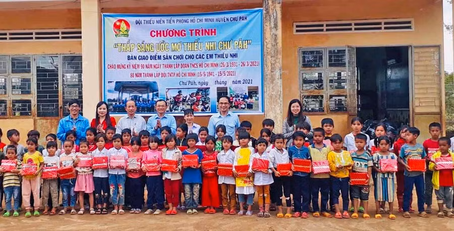Hội đồng Đội huyện Chư Păh tặng quà cho các em thiếu nhi khó khăn của Trường Tiểu học Ia Ka điểm trường làng Bui.