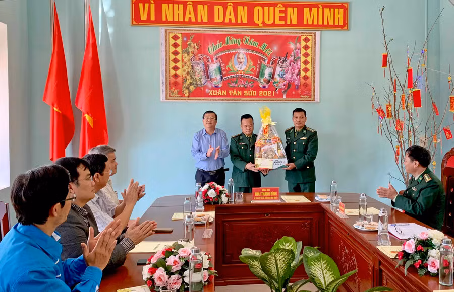 -Đồng chí Thái Thanh Bình trao quà cho cán bộ, chiến sĩ Đồn biên phòng Ia Chía, huyện Ia Grai. Ảnh Như Nguyện