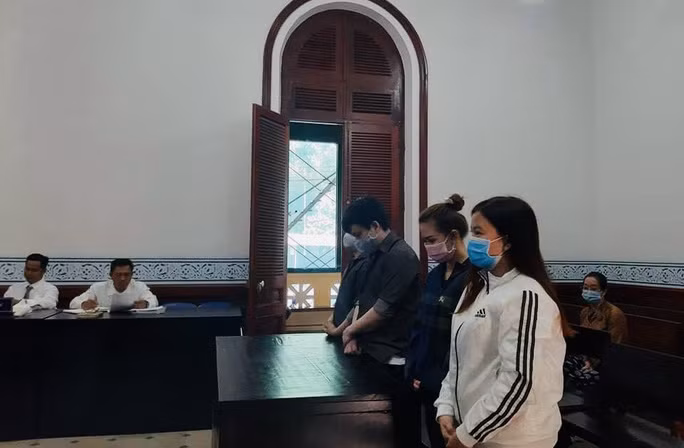 Bốn bị cáo hầu tòa về tội "Trộm cắp tài sản" Bốn bị cáo hầu tòa về tội