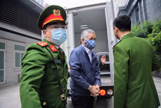  Bị cáo Dũng, cựu Vụ trưởng Vụ Công nghiệp nhẹ được dẫn giải tới tòa