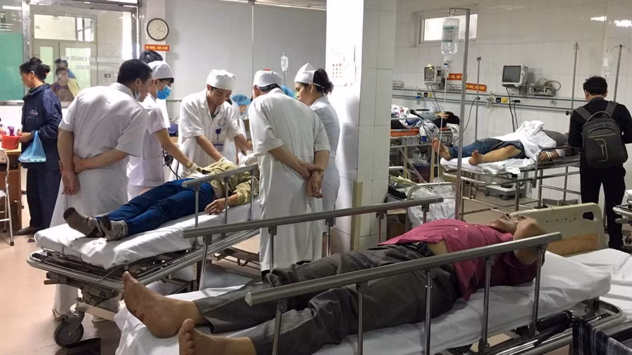 Các nạn nhân đang được cấp cứu tại Bệnh viện đa khoa 115 Nghệ An