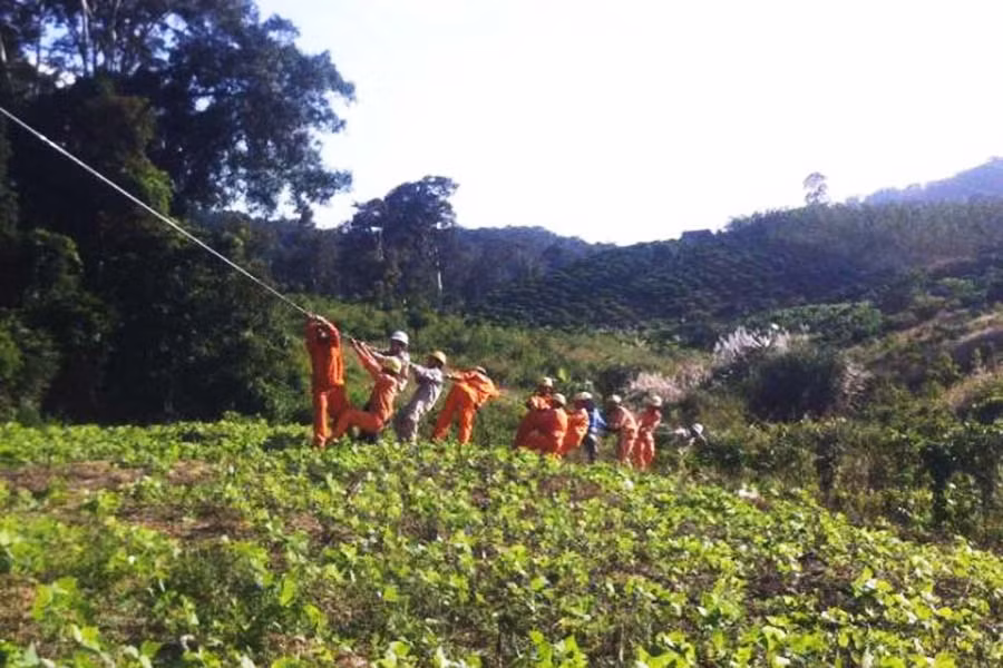 Thay dây trần bằng dây bọc tại xã Đak Smar. Ảnh: H.D Thay dây trần bằng dây bọc tại xã Đak Smar. Ảnh: H.D