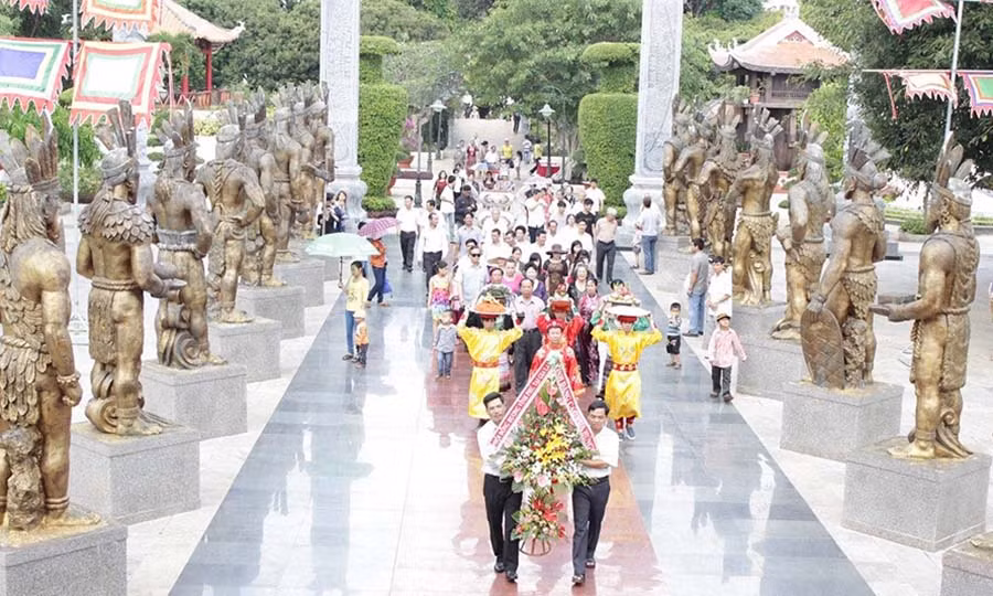  Hội đồng hương Vĩnh Phú tại Gia Lai dâng hương đền thờ vua Hùng ở Công viên Đồng Xanh. Ảnh: P.L